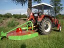 Traktor s mulčovačem. Mulčování louky mulčovačem záběr 1,8 m, typ R-180, hmotnost 450 kg. 