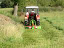 Traktor s mulčovačem. Mulčování louky mulčovačem  typ R-180, záběr 1,8 m.